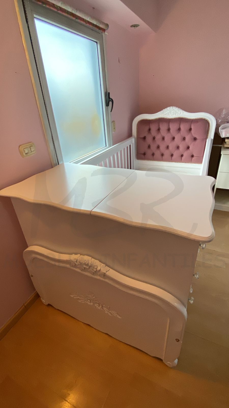 CUNA FUNCIONAL LUIS XV CON APLIQUES TALLADO EN LOS CAJONES - Imagen 4